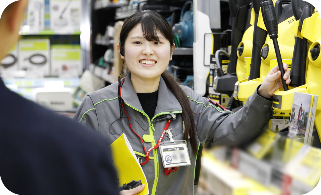 柏原さんがお客様に商品の説明をしている様子
