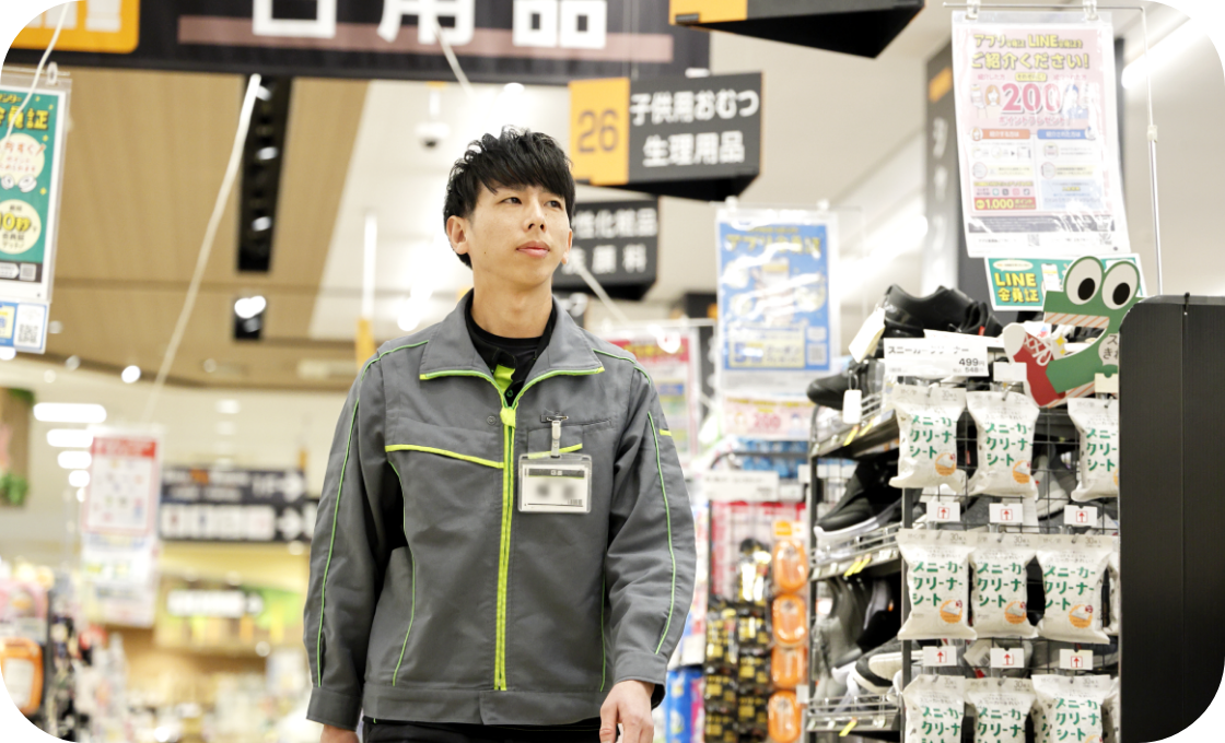 福武さんが店舗内を歩いている様子