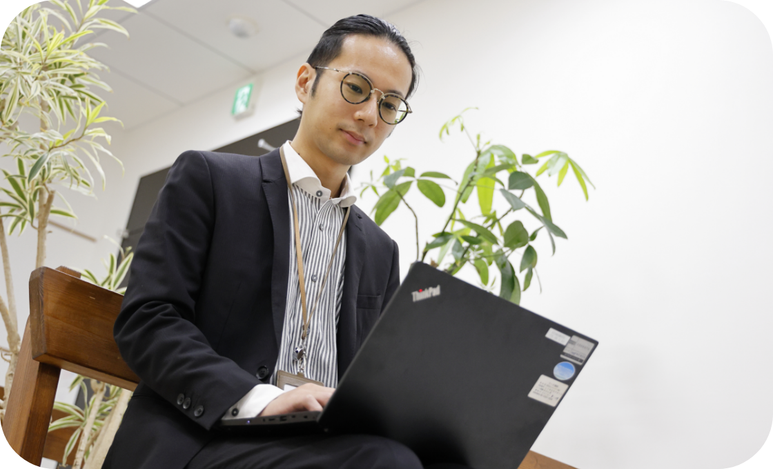 清水さんがデスクで入力業務をしている様子