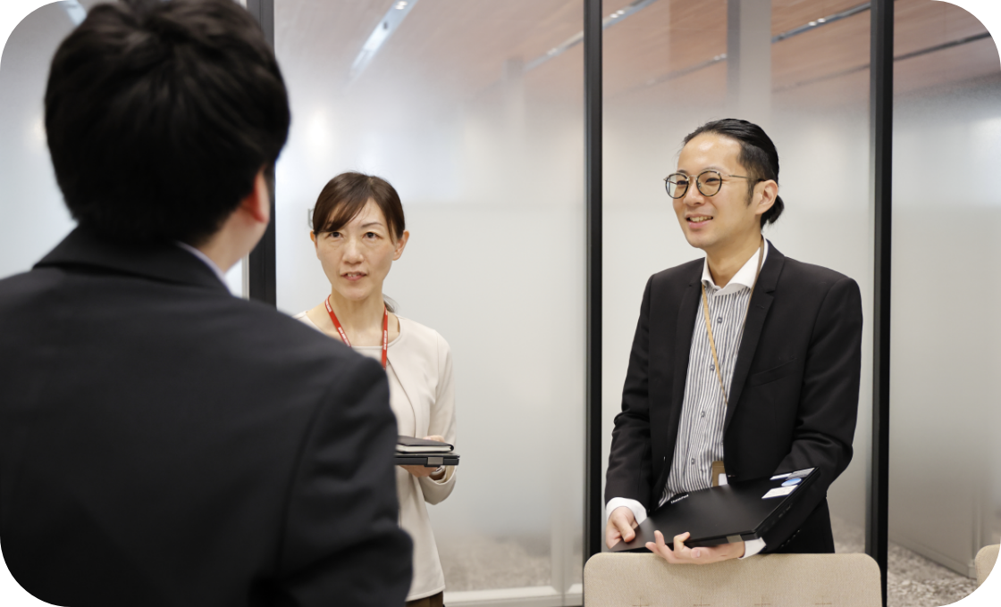 清水さんが同僚と打ち合わせをしている様子