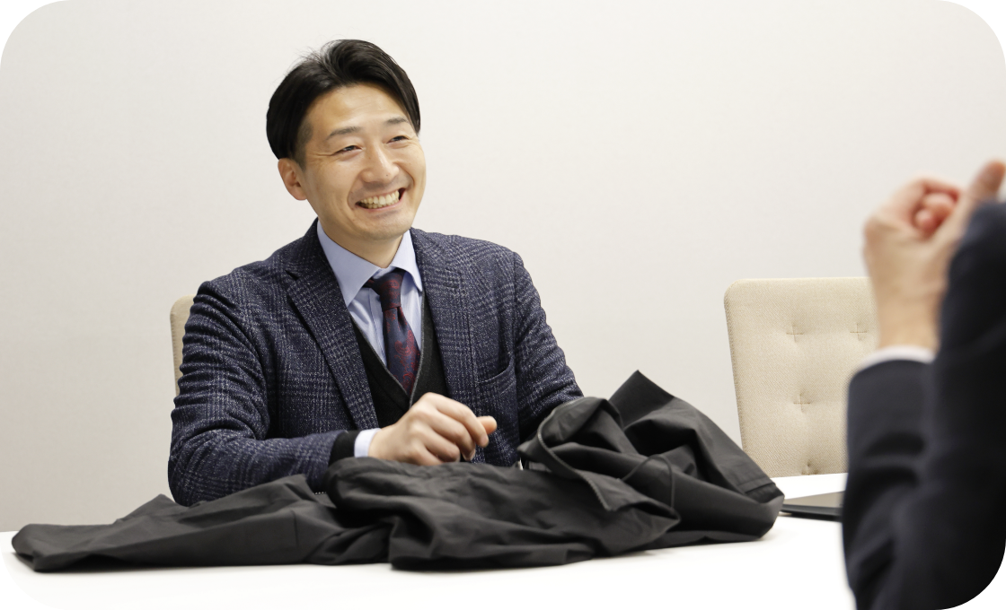 神原さんが会議室で打ち合わせをしている様子