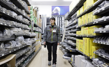 社員が売場を歩く様子