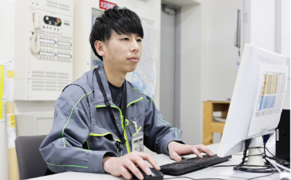 社員が事務作業をしている様子